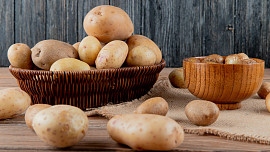 Vídeňský bramborový salát se smetanou podle ČSN má chutné využití po celý rok