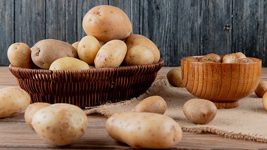 Vídeňský bramborový salát se smetanou podle ČSN má chutné využití po celý rok