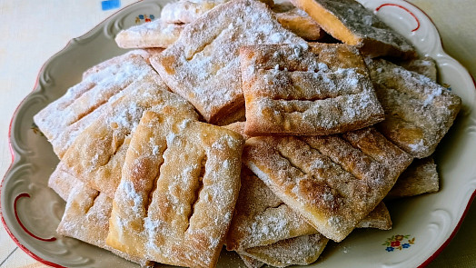 Křehoutky, fánky či boží milosti jsou tradiční smažené cukroví obalené v cukru