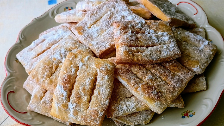 Křehoutky, fánky či boží milosti jsou tradiční smažené cukroví obalené v cukru