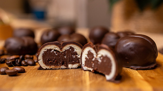 Kávová zrna marcipánová: Hořkosladké nepečené cukroví je podle videonávodu snadné