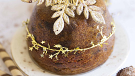Vánoční pudink je tradiční anglický moučník z ořechů, ovoce, koření a alkoholu