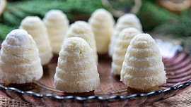 Dokonalá vosí hnízda s kokosem: Připravte si oblíbené cukroví podle videoreceptu