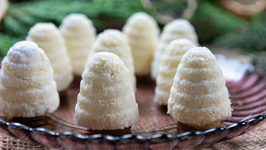 Dokonalá vosí hnízda s kokosem: Připravte si oblíbené cukroví podle videoreceptu