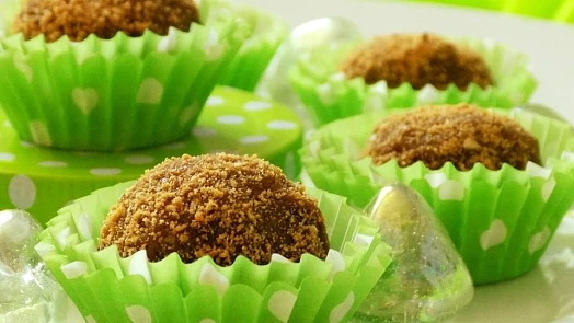 16 receptů na nepečené cukroví: Zvládnete je bez zbytečného stresu a z mála surovin