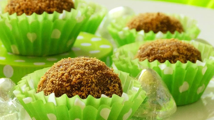 16 receptů na nepečené cukroví: Zvládnete je bez zbytečného stresu a z mála surovin