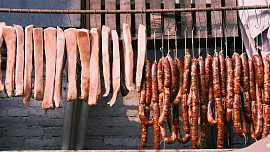 Jaké maso je vhodné k uzení? Proměnit v lahůdky můžete vepřové i kuřecí maso