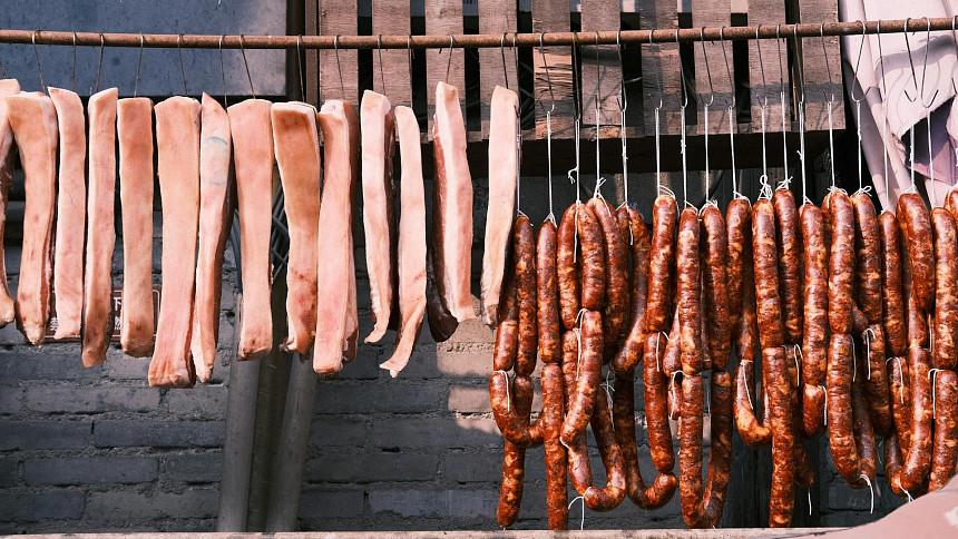 Jaké maso je vhodné k uzení? Proměnit v lahůdky můžete vepřové i kuřecí maso