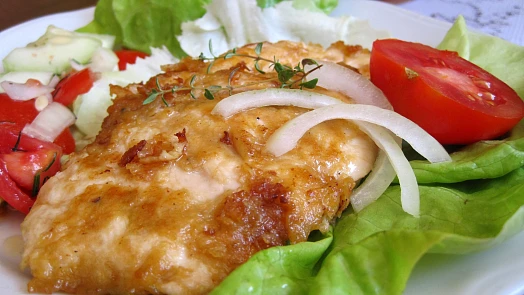 Jak udělat kuřecí rošťáky? Marinované maso připravené na pánvi je krásně šťavnaté