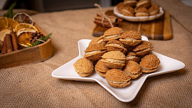 Ořechy s jablečným karamelem: Zkusíte letos tradiční druh cukroví v jiném kabátku?