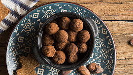 Jak udělat vánoční raw cukroví bez cukru? Použijme přírodní sladidla, ovoce a med