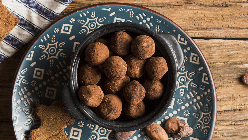 Jak udělat vánoční raw cukroví bez cukru? Použijme přírodní sladidla, ovoce a med