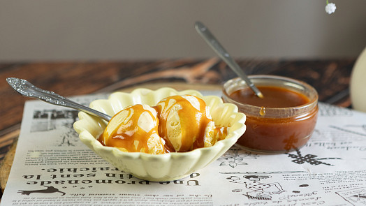 Jak připravit slaný karamel? Snadný videonávod vás provede postupem krok za krokem