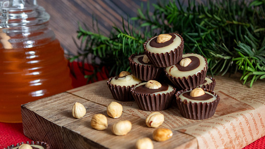 Košíčky bez pečení? Žádný problém. Zkuste karamelové Toffifee podle videonávodu