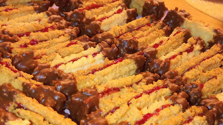 Kokosové tyčinky: Zkuste špaldové cukroví ze strojku s marmeládou a čokoládou