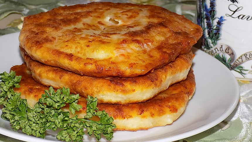 Kefírové plněné placičky jsou rychle hotové. Jednoduchý hrnkový recept má úspěch i u dětí