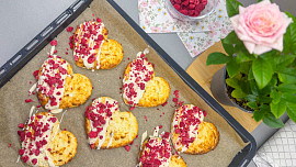 Cukroví a mlsání může být i bezlepkové. Zkuste kokosová srdíčka podle videonávodu