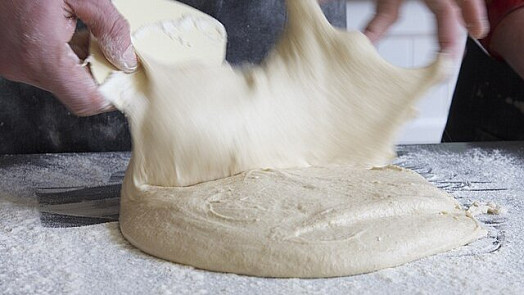 Máte potíže s těstem, které lepí? Nabízíme tipy na nápravu, aby se pečivo povedlo