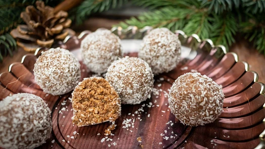 Kokosové kuličky jsou fantasticky jednoduché a rychlé. Navíc skvěle chutnají
