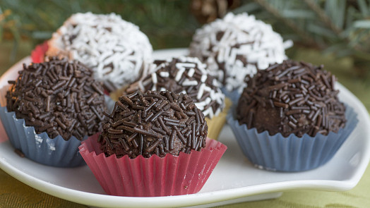 15 receptů na nepečené cukroví, které snadno stihnete připravit i na poslední chvíli