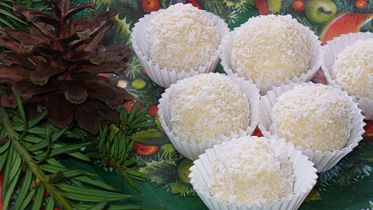 Raffaello kuličky: Připravte podle videa nepečené cukroví něžné jako sněhové vločky