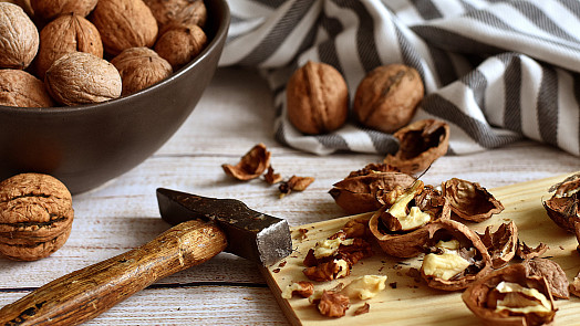 3 způsoby, jak rychle louskat vlašské ořechy. Usnadněte si práci podle videonávodu