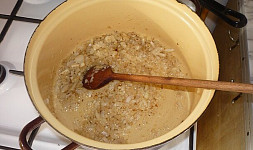 Chutný cibulový základ je pro dobrou omáčku nezbytný. Víte, jak na něj?