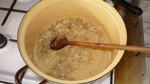 Chutný cibulový základ je pro dobrou omáčku nezbytný. Víte, jak na něj?