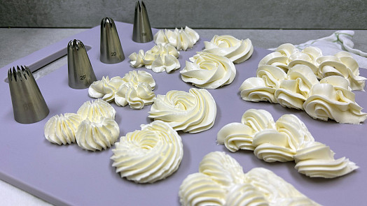 S cukrářskými špičkami bude dort jako od profesionála. Videonávod ukáže, co která umí