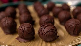 Kokosové kuličky s rumem v čokoládě: Zkuste luxusní nepečené cukroví podle videa