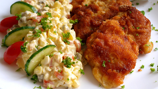 Bramborový salát je chloubou každé hospodyňky. S řízkem představuje ideální kombinaci