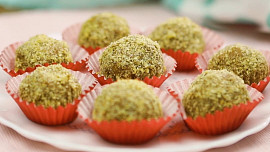 Medovníkové kuličky plné ořechů: Připravte toto lahodné cukroví s názorným videem