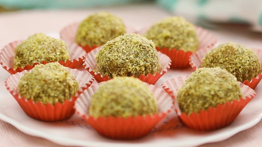 Medovníkové kuličky plné ořechů: Připravte toto lahodné cukroví s názorným videem