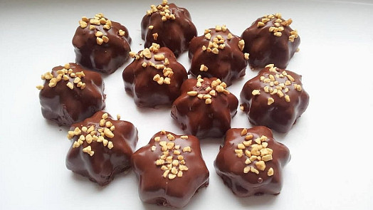 Jak namáčet cukroví, sušenky a bonbóny do polevy, aby nebyla čokoláda všude kolem