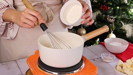 Zkuste místo máslového krému použít krém s moučnou kaší. Videonávod ukáže, jak na to