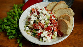 Jak připravit šopský salát? Je jednoduchý, chutný a hodí se pro každou příležitost