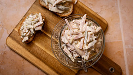 Pařížský salát podle ČSN: Připravte na Silvestra chlebíčky s domácím salátem