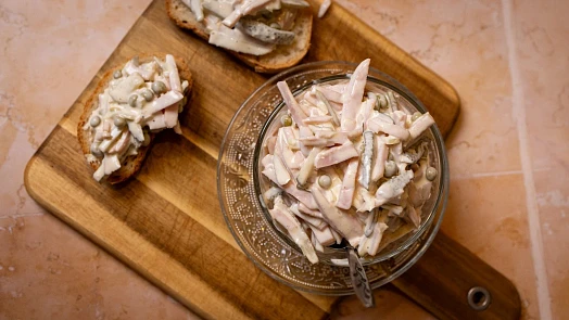 Pařížský salát podle ČSN: Připravte na Silvestra chlebíčky s domácím salátem