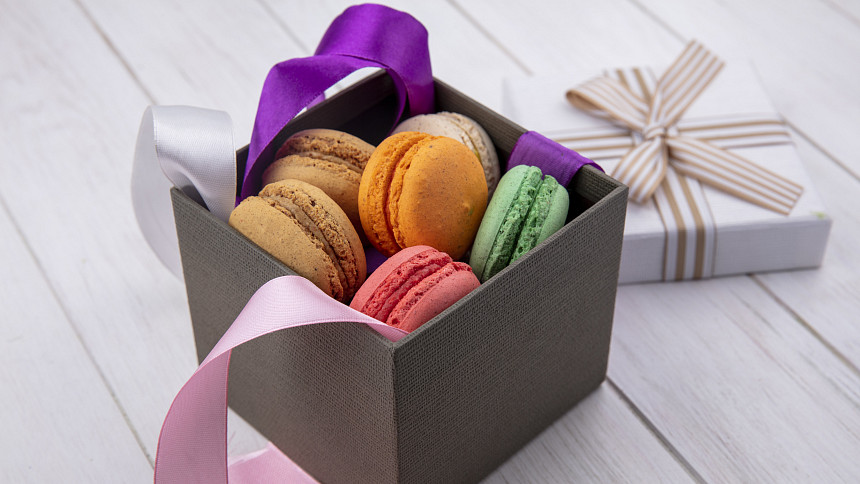 Jaké moderní cukroví je vhodné jako dárek? Rozhodně křehké francouzské makronky