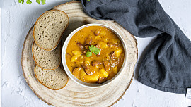 Klasický bramborový guláš neboli buřtguláš: Uvařte chutnou klasiku trampských ohňů