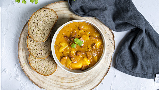 Klasický bramborový guláš neboli buřtguláš: Uvařte chutnou klasiku trampských ohňů