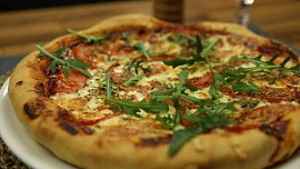 Pizza jako z pizzerie: Oblíbený pokrm snadno připravíte a obložíte tím, co máte rádi