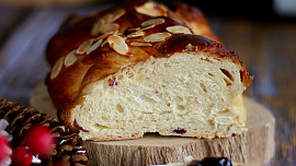 Jak vánočku správně zpevnit špejlemi, aby svou vlastní vahou nesjela na stranu