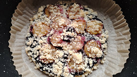 Makový koláč se švestkami ze zbytku těsta: Za pár minut může být moučník na stole