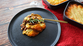 Znáte cottage pie? Tuto pečenou kaši s mletým masem si zamilujete. Video vám napoví