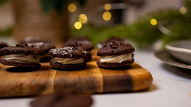 Čokoládové dortíčky plněné vanilkovým krémem: Cukroví, kterému nikdo neodolá