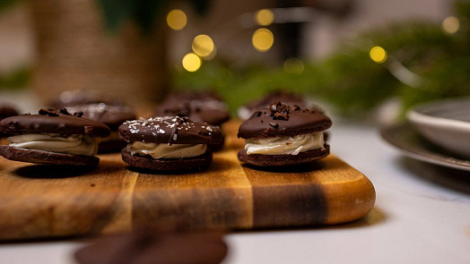 Čokoládové dortíčky plněné vanilkovým krémem: Cukroví, kterému nikdo neodolá