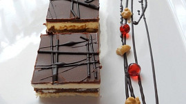 Jak zdobit řezy čokoládovou polevou, aby se po ztuhnutí dala krájet bez lámání