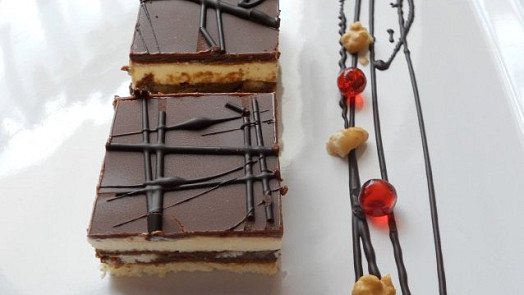 Jak zdobit řezy čokoládovou polevou, aby se po ztuhnutí dala krájet bez lámání