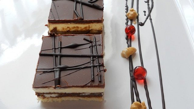 Jak zdobit řezy čokoládovou polevou, aby se po ztuhnutí dala krájet bez lámání